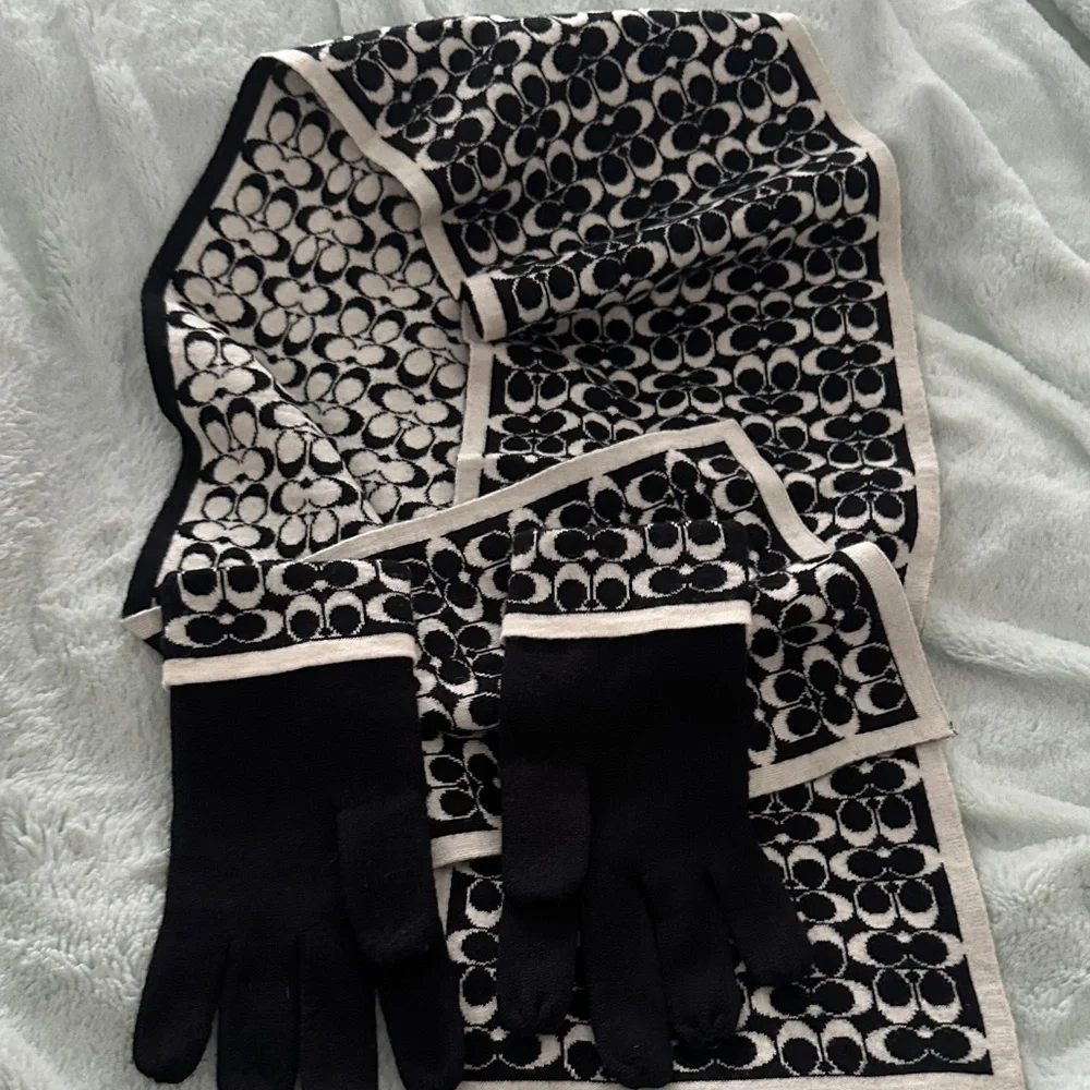 Classic Reversible B&WCoach Monogrammed Knit Scarf & Gloves Set Size 48*8